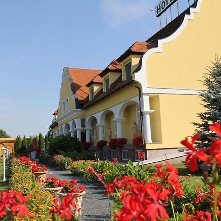 Barokk Hotel Hegyeshalom Buitenkant foto