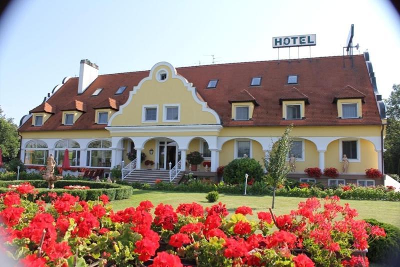 Barokk Hotel Hegyeshalom Buitenkant foto