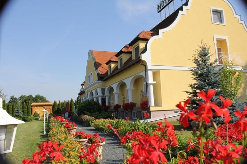 Barokk Hotel Hegyeshalom Buitenkant foto