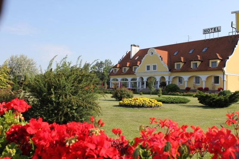 Barokk Hotel Hegyeshalom Buitenkant foto