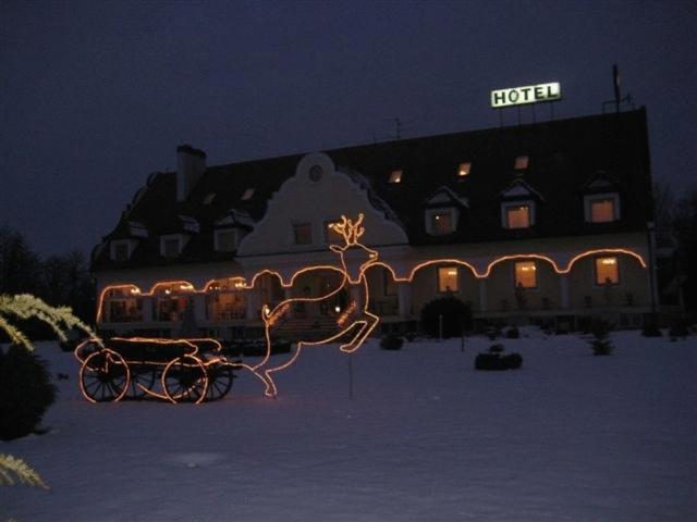 Barokk Hotel Hegyeshalom Buitenkant foto