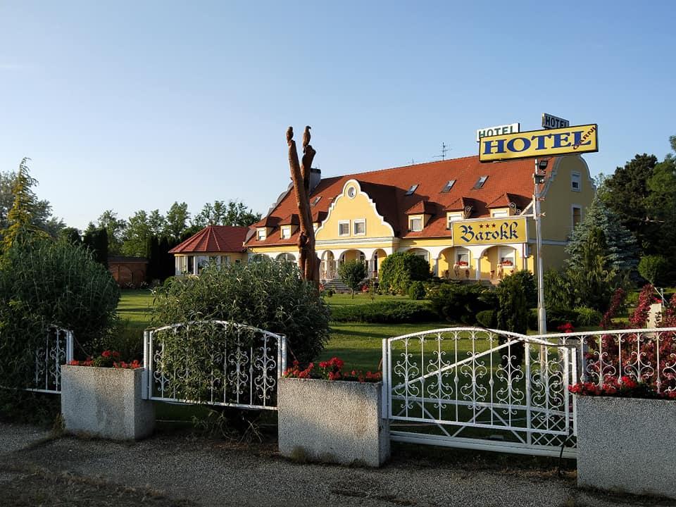 Barokk Hotel Hegyeshalom Buitenkant foto