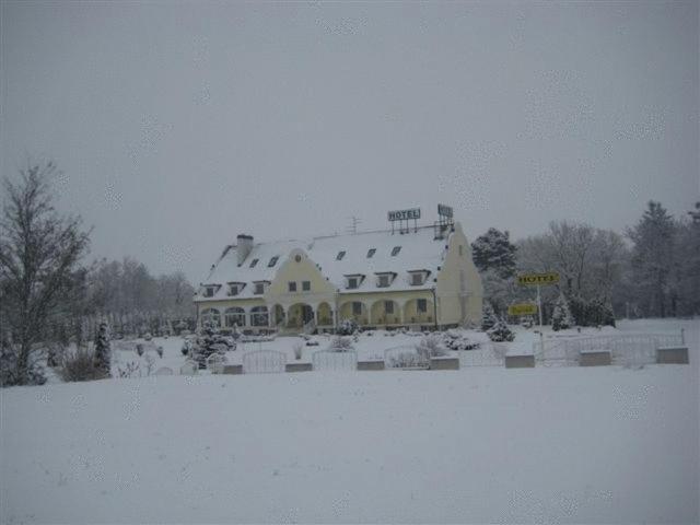 Barokk Hotel Hegyeshalom Buitenkant foto